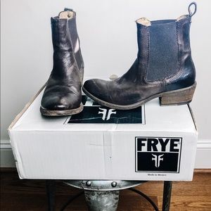 FRYE Carson Chelsea Boot dark brown